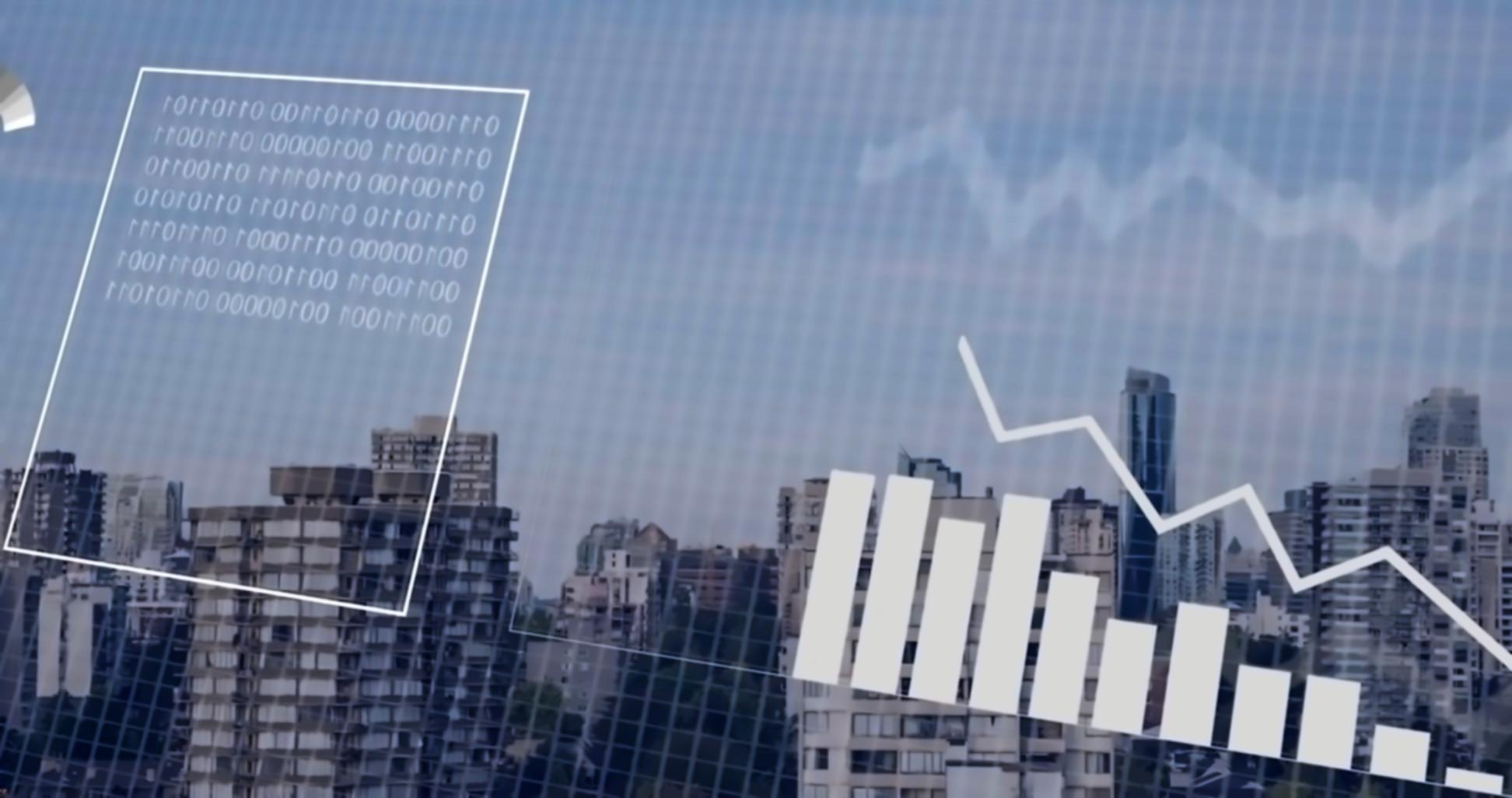 Entwickler analysiert Code-Struktur auf mehreren Bildschirmen