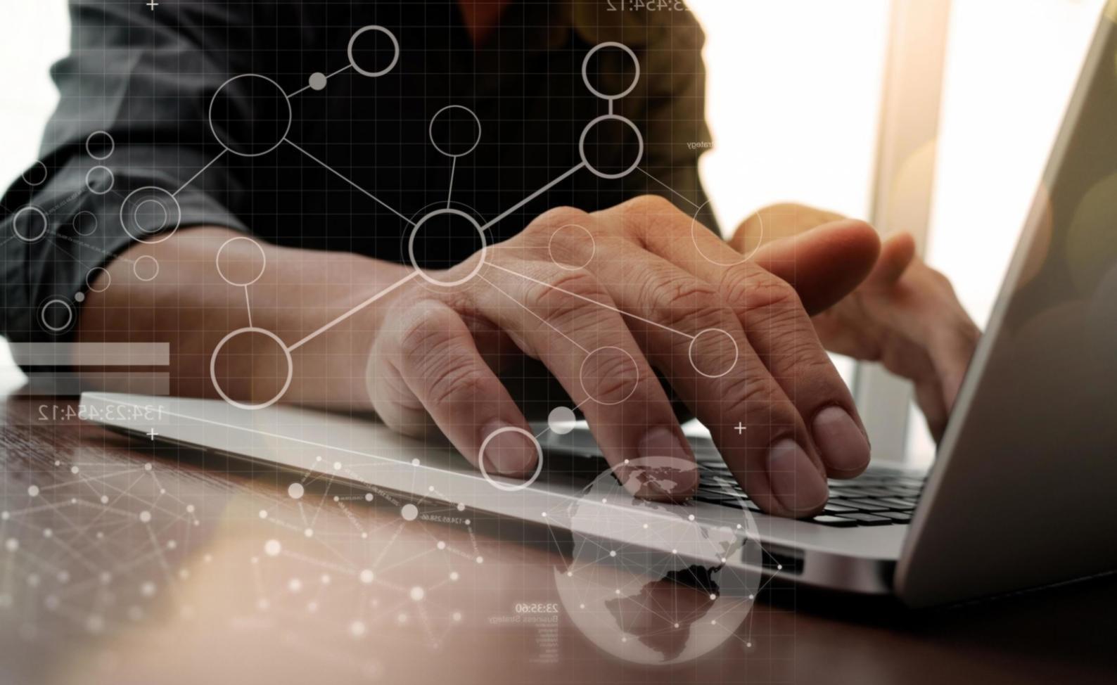 Teilnehmerin dokumentiert Debugging-Prozess am Laptop