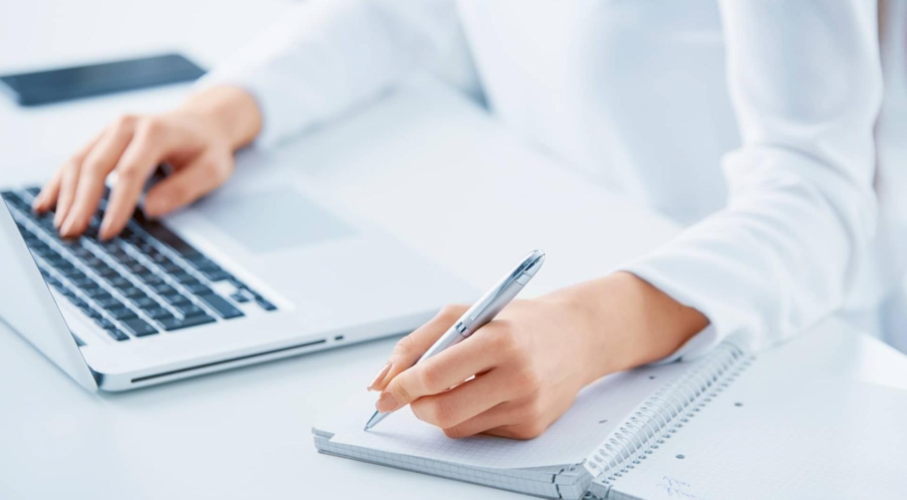 Entwickler analysiert systematisch Codestruktur mit modernen Debugging-Werkzeugen