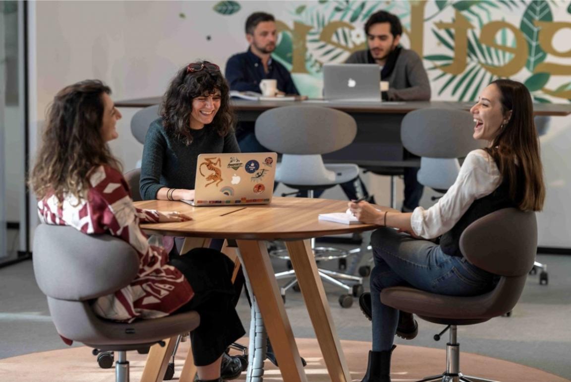 Entwickler arbeitet systematisch an Codeoptimierung und Fehlerbehebung in moderner Entwicklungsumgebung