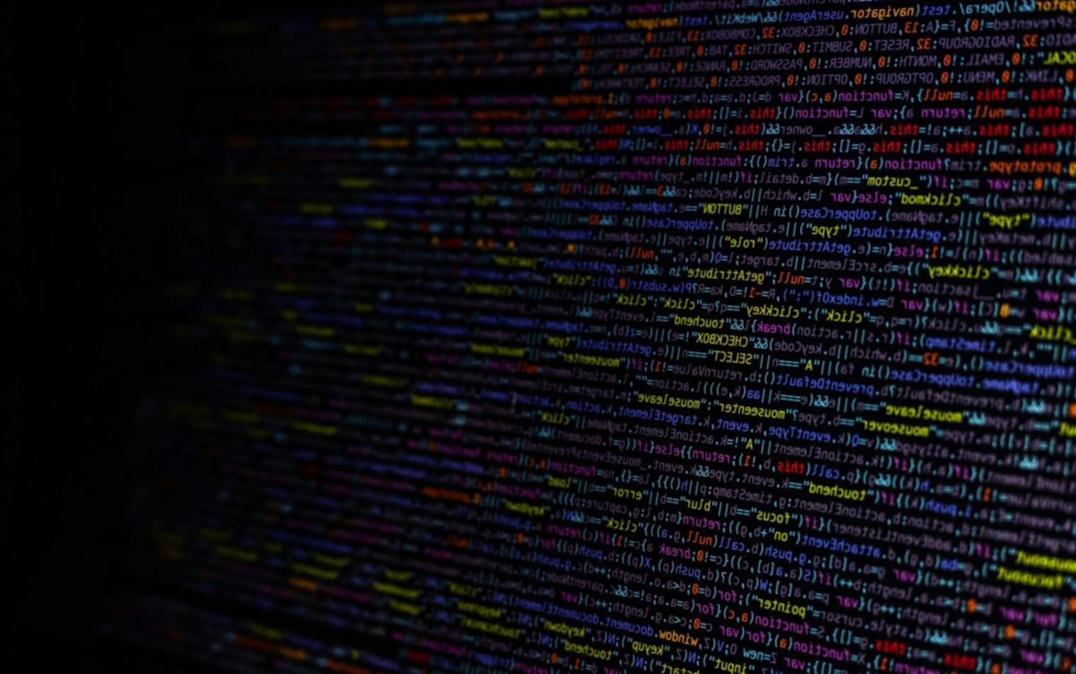 Entwickler arbeiten gemeinsam an Code-Analyse und Debugging-Prozessen